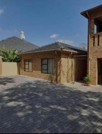 2 Bedroom Garden Cottage in Greenside East