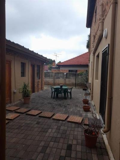 2 Bedroom Garden Cottage in Greenside East