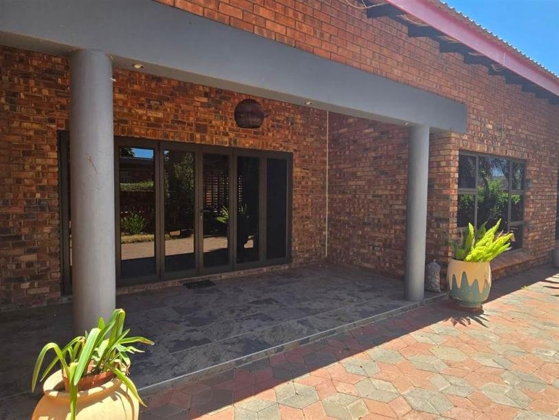 4 Bed House in Royldene-2