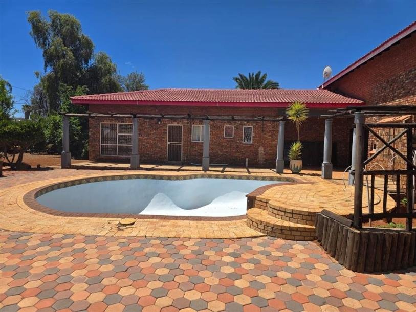 4 Bed House in Royldene-4