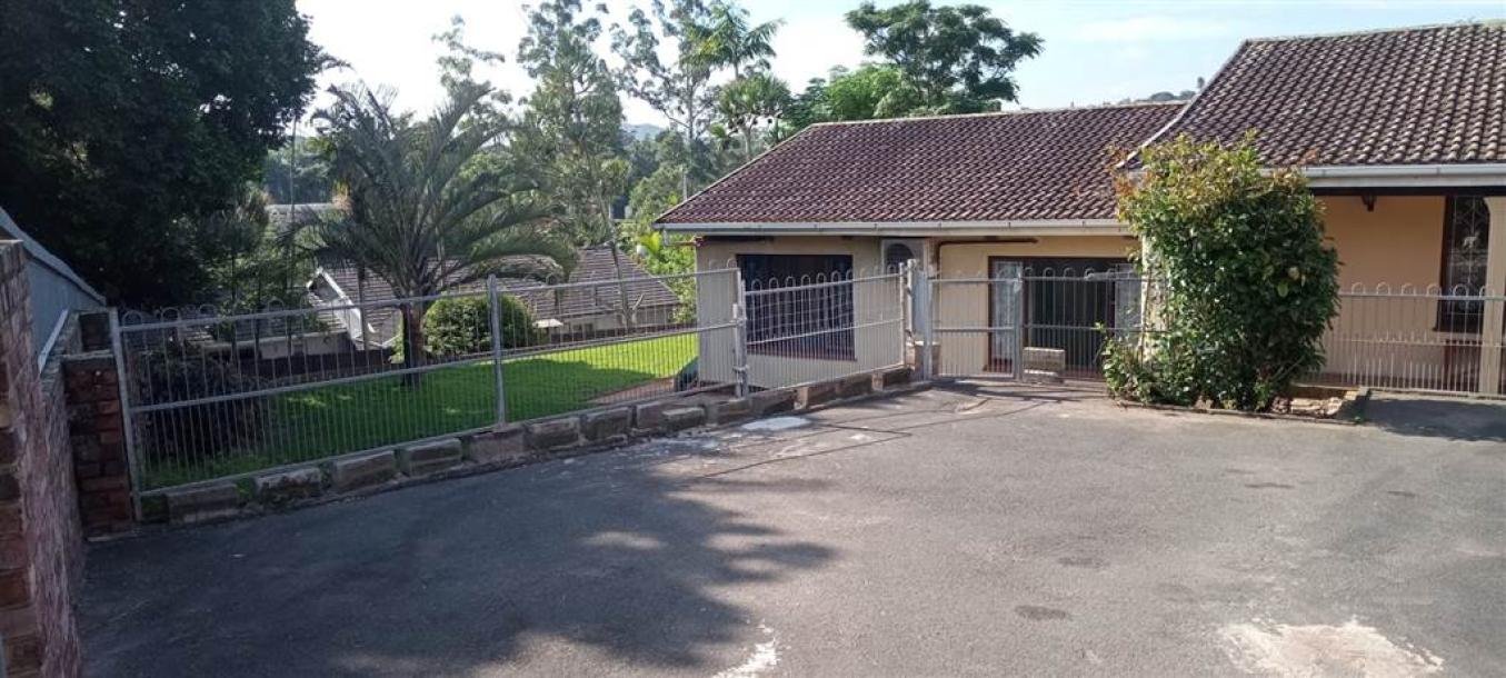 3 Bed House in Queensburgh Central-19