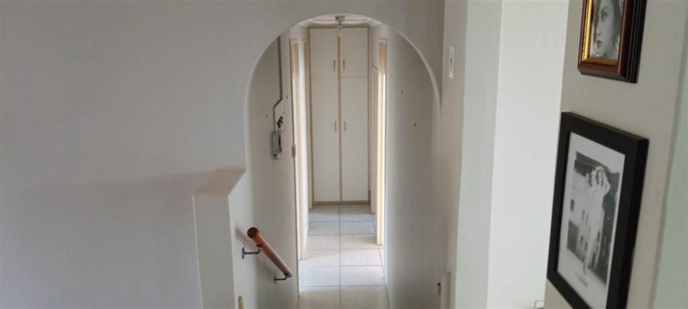 3 Bed House in Queensburgh Central-14