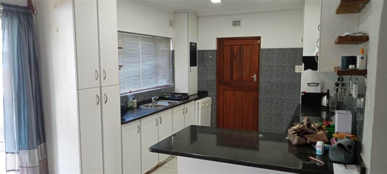 3 Bed House in Queensburgh Central-15