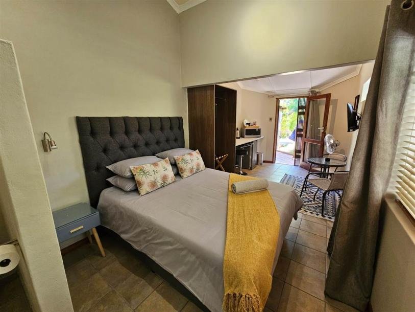 4 Bed House in Middelpos-13