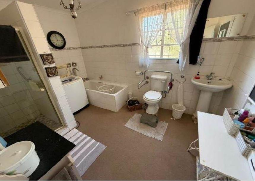 4 Bed House in Upington-4