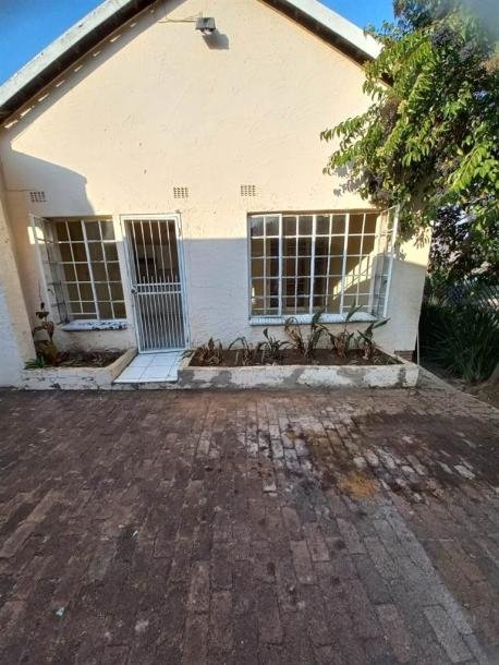 Bachelor apartment in Randpark-3