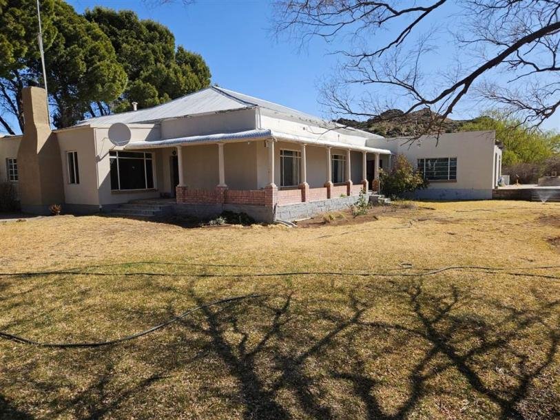 8 280 ha Farm with House in Richmond-0