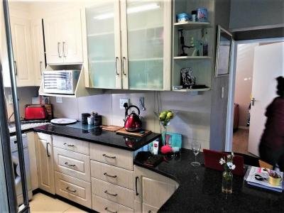 2 Bed Flat in Bloubergstrand