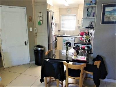 2 Bed Flat in Bloubergstrand