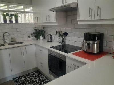 2 Bed Apartment in Vredehoek