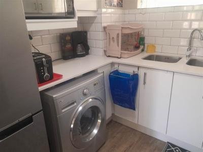 2 Bed Apartment in Vredehoek