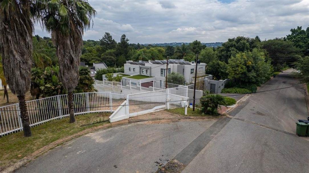 2 013 m² Land available in Morningside-1