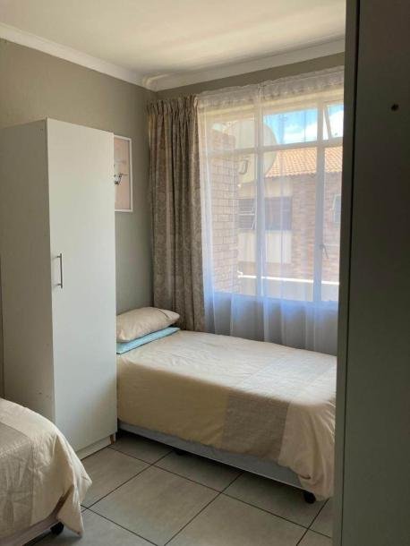 4 Bed Apartment in Windsor East-11