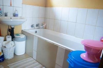 2 Bedroom House for Sale in Protea Glen