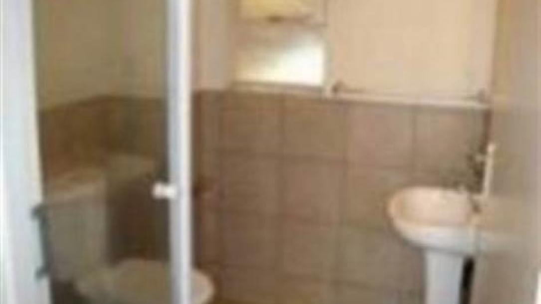 Bachelor apartment in Braamfontein-2