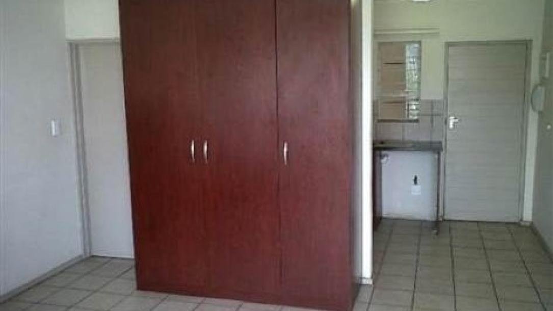 Bachelor apartment in Braamfontein-3