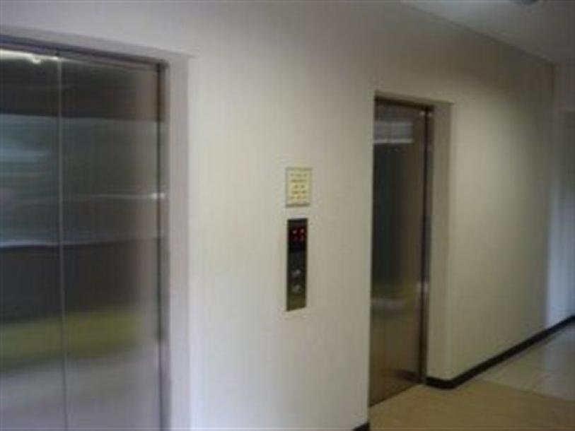 Bachelor apartment in Braamfontein-9