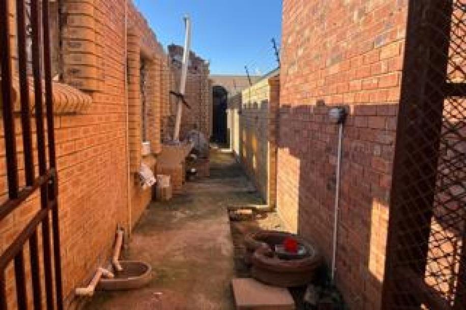 3 Bedroom House for Sale in Pimville Zone 6-7