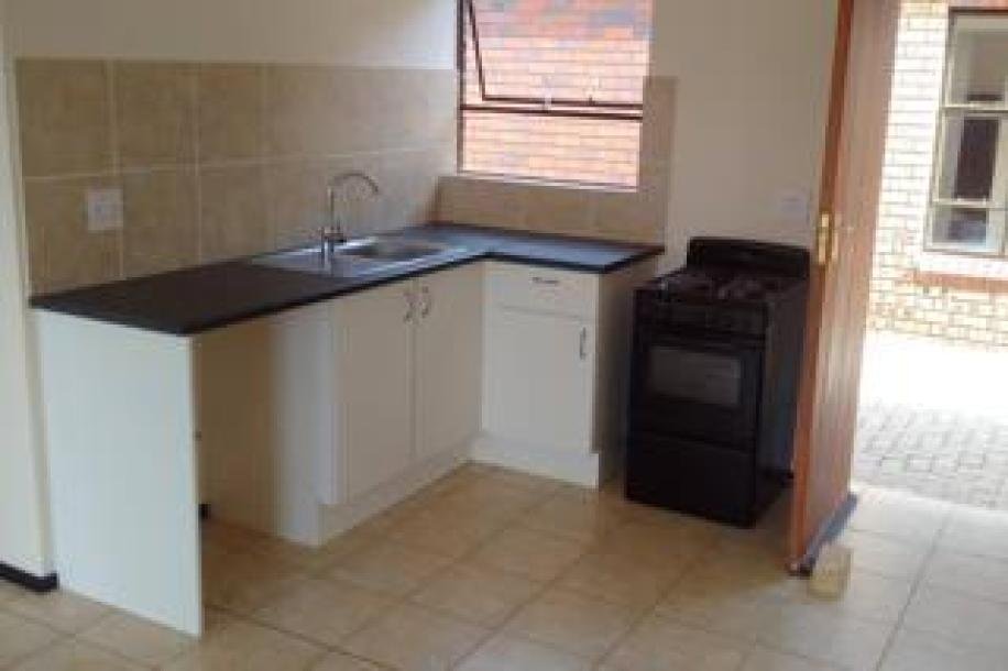 2 Bedroom Townhouse to Rent in Protea Glen-10