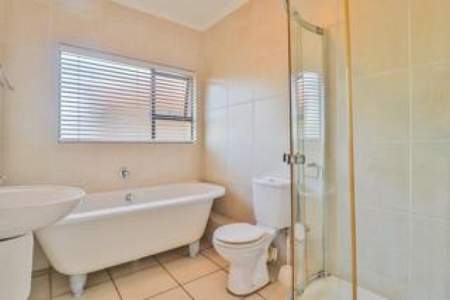 2 Bedroom Apartment / Flat to Rent in Glenvista-12