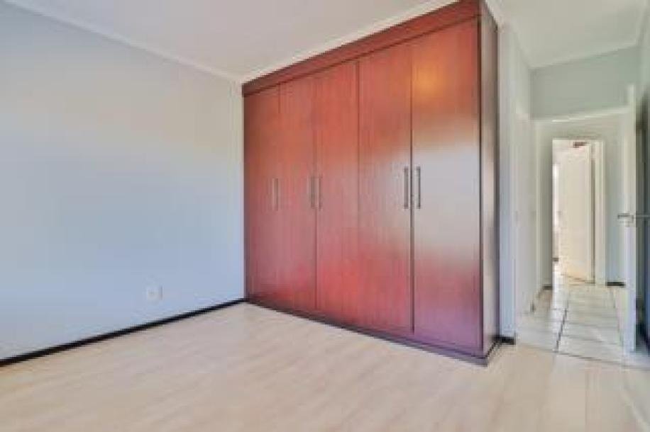 2 Bedroom Apartment / Flat to Rent in Glenvista-16