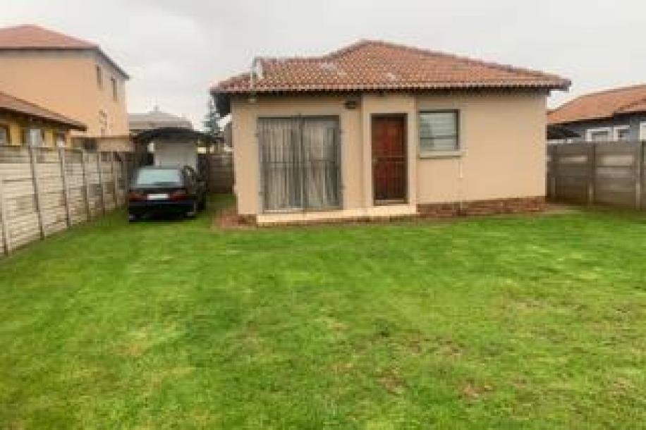 2 Bedroom House to Rent in Alveda-11