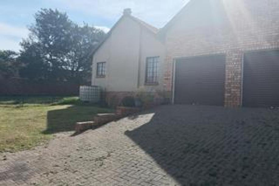 3 Bedroom House to Rent in Model Park-0