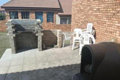 3 Bedroom House to Rent in Model Park-5