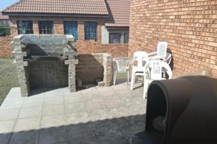 3 Bedroom House to Rent in Model Park-5