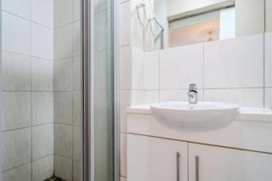 2 Bedroom Apartment / Flat to Rent in Gardens-5