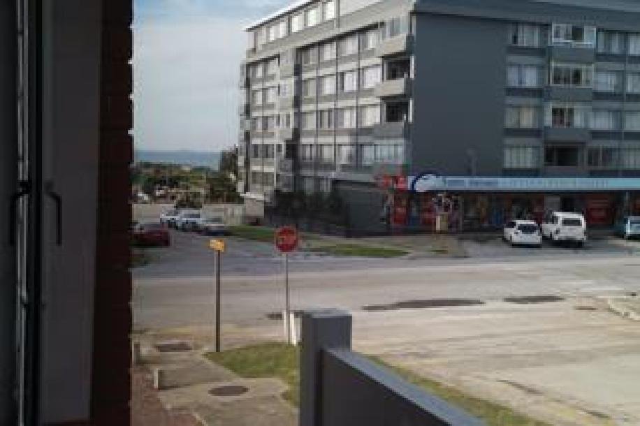 2 Bedroom Apartment / Flat for Sale in Humewood-11