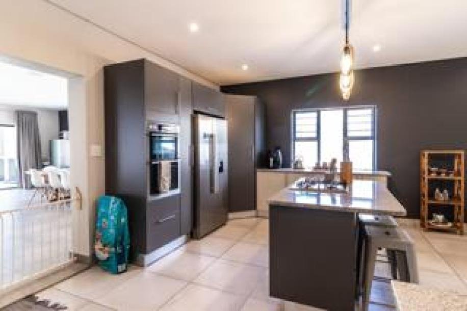 4 Bedroom House for Sale in Sunnyridge-9