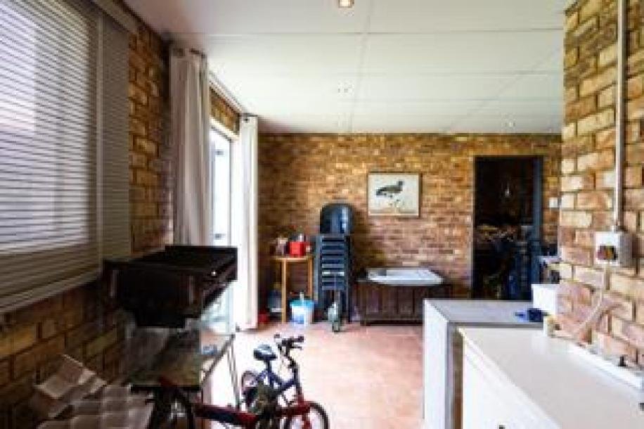 4 Bedroom House for Sale in Sunnyridge-19