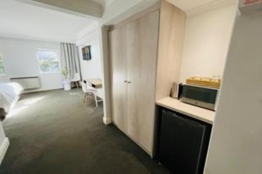 0.5 Bedroom Apartment / Flat to Rent in Cape Town City Centre-11