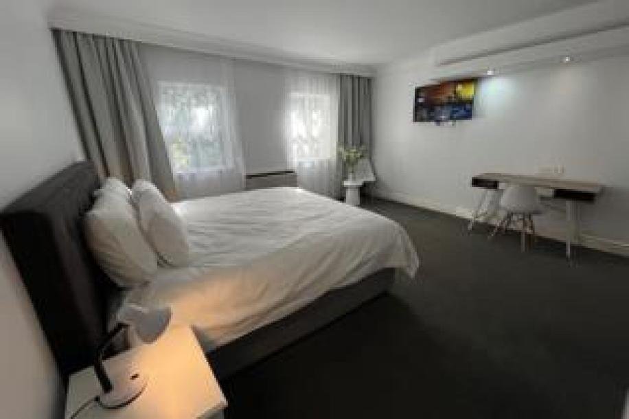 0.5 Bedroom Apartment / Flat to Rent in Cape Town City Centre-16