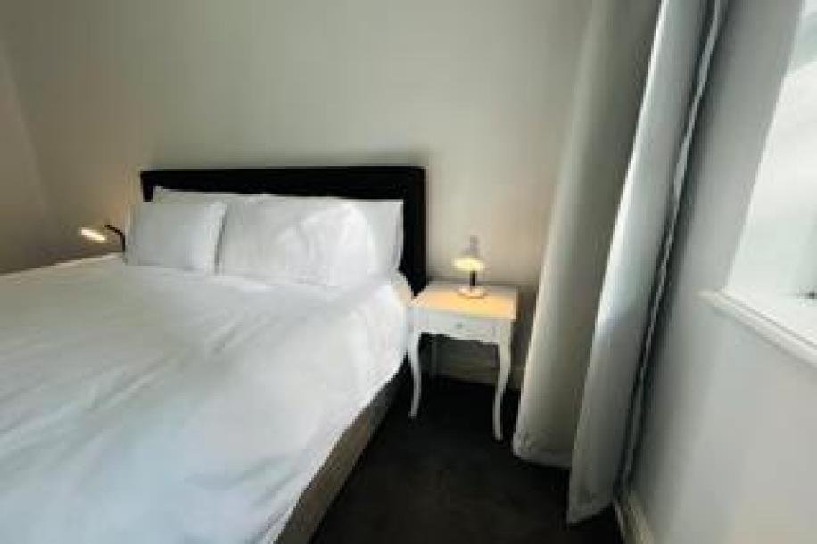 0.5 Bedroom Apartment / Flat to Rent in Cape Town City Centre-7