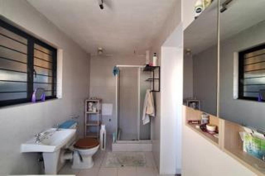 3 Bedroom House to Rent in Bluff-11