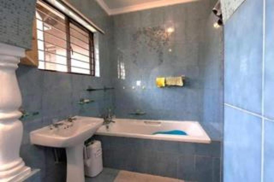 3 Bedroom House to Rent in Bluff-16