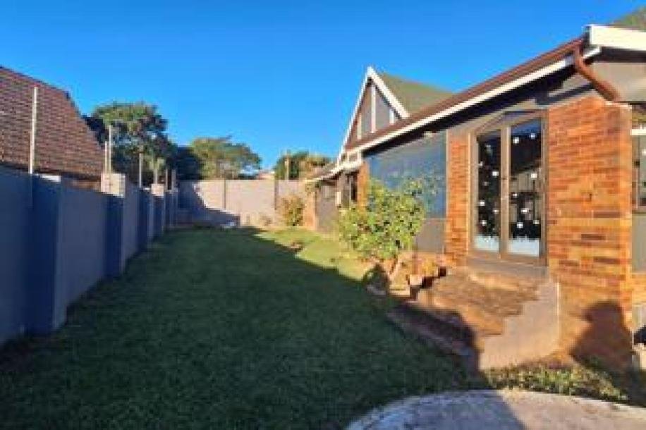 3 Bedroom House to Rent in Bluff-2
